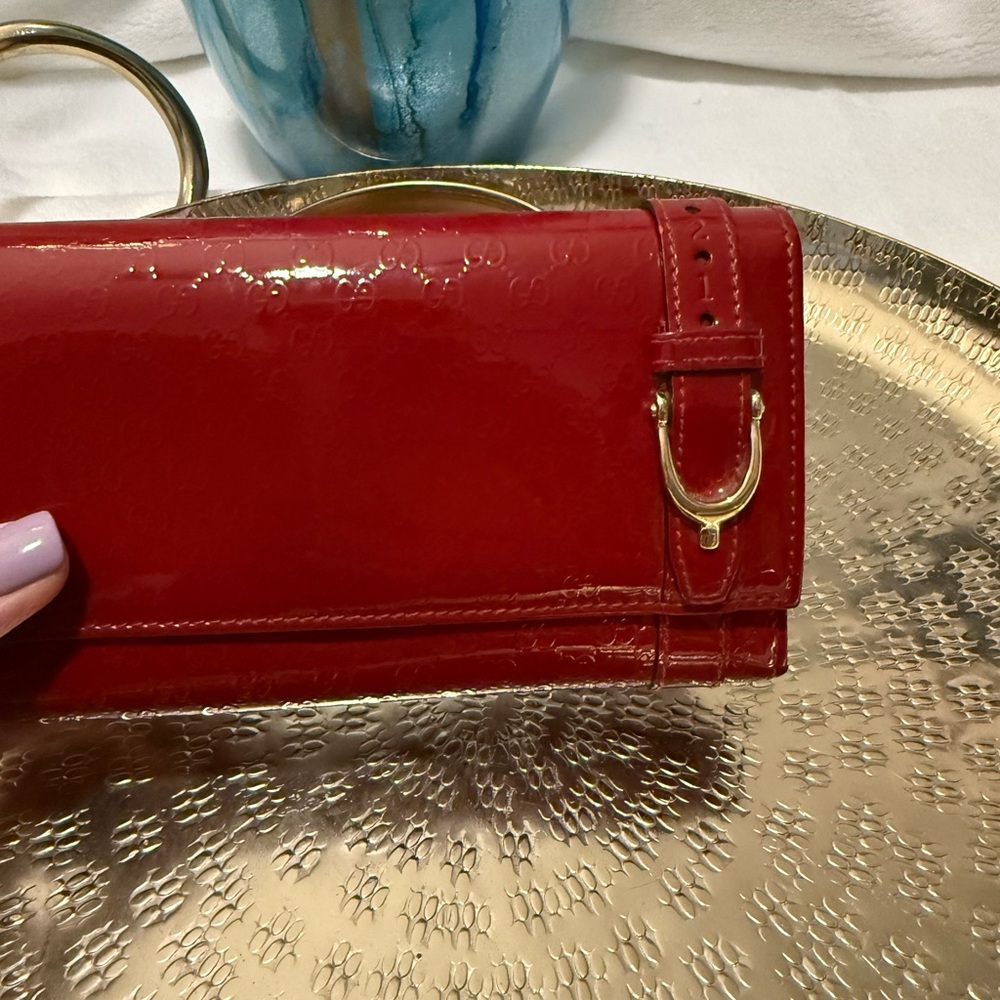 Gucci Red Clutch with Glossy Finish and Fold-Over Design - Picture 5 of 15